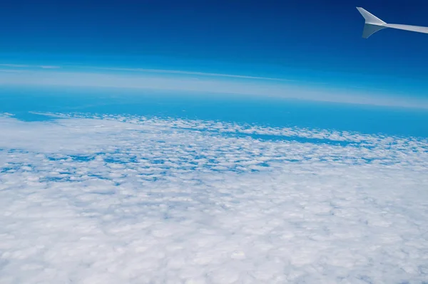 Cielo azul nubes vistas desde el avión hermoso con el cielo azul de la naturaleza de fondo — Foto de Stock