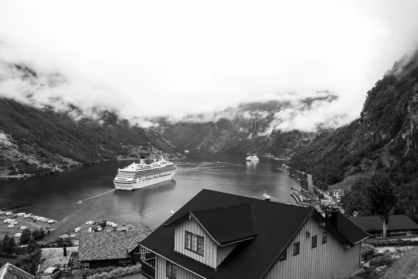 Cíl cesty, cestovní ruch. Loď v norském fjordu na zatažené obloze. Zaoceánská loď v přístavu vesnice. Cíl cesty, cestovní ruch. Dobrodružství, discovery, cesta. — Stock fotografie