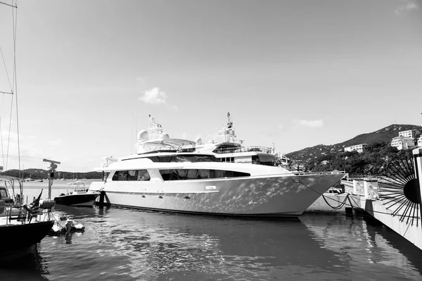 Yacht ormeggiato a St. Thomas, isola vergine inglese. Nave sul molo sul cielo blu sole. Viaggio di lusso su yacht, vagabondaggio. Vacanze estive sull'isola. Trasporti marittimi e navi — Foto Stock