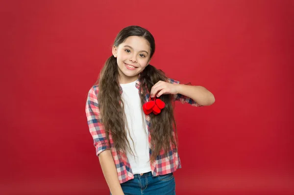 Férias de Fevereiro. A desfrutar de um momento feliz. Dia das crianças. Amor e família. Felicidade infantil. Criança feliz com coração decorativo vermelho. menina feliz. Dia dos Namorados. Menina pequena com olhar bonito — Fotografia de Stock