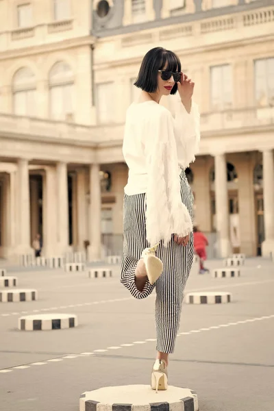 Vrouw poseren op hoge hakken schoenen in Parijs, Frankrijk. Sensuele vrouw met brunette haar. Schoonheidsmeisje met glamour look. Modemodel in zonnebril op vierkant. Mode schoonheid en mode — Stockfoto