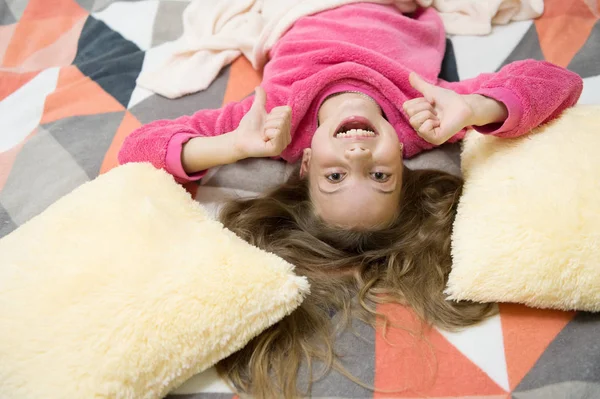 Dítě si volný čas. Hravé dítě odpočinku. Pyžamo a ložnice textil. Pyžamo a oblečení pro domov. Holka kluk opotřebení měkké roztomilé pyžamo při odpočinku na lůžku. Pohodlné pyžamo pro relax — Stock fotografie