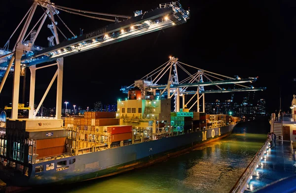 Hamn eller en terminal med natt belysning. Maritima containerhamn med lastcontainrar, kranar på natten. Godstransporter, frakt, leverans, logistik, merchandise — Stockfoto