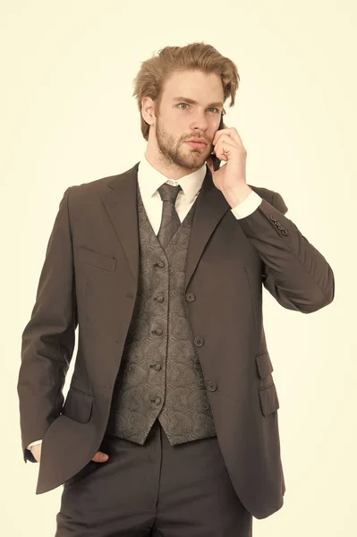 Homem em roupa formal com telefone celular. — Fotografia de Stock