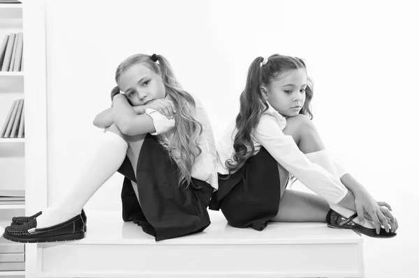 Образа. образа двох маленьких дівчаток дітей або сестер у школі. маленькі дівчата в шкільній формі . — стокове фото