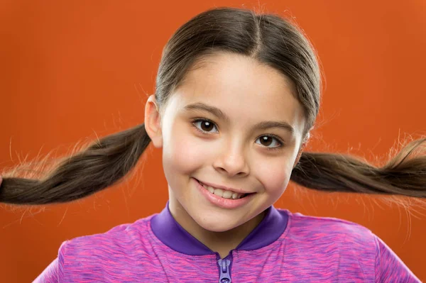 Klein meisje kind. Kapper voor kinderen. Kind mode en sportkleding. jeugd geluk. Familie. Childrens dag. Gelukkig klein kind. Gelukkig klein meisje met lang haar. Mijn jukbeenderen op punt vandaag — Stockfoto