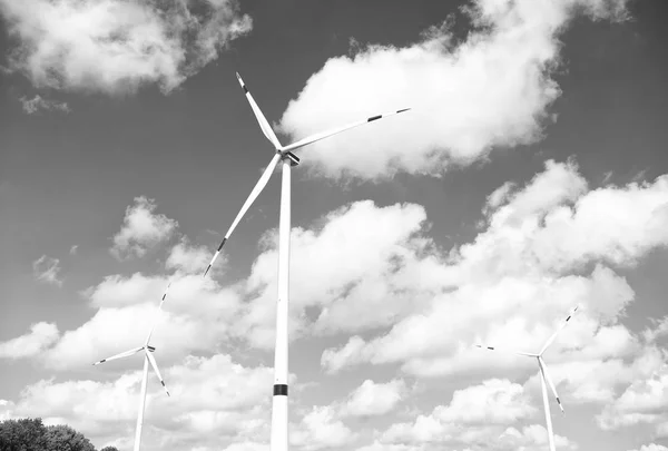 タービンや風車の青空背景。代替エネルギー源。緑の環境に優しい技術を行きます。クリーンな燃料エネルギー源。利点と風力エネルギーの課題。風力タービンは、エネルギーを生み出す — ストック写真