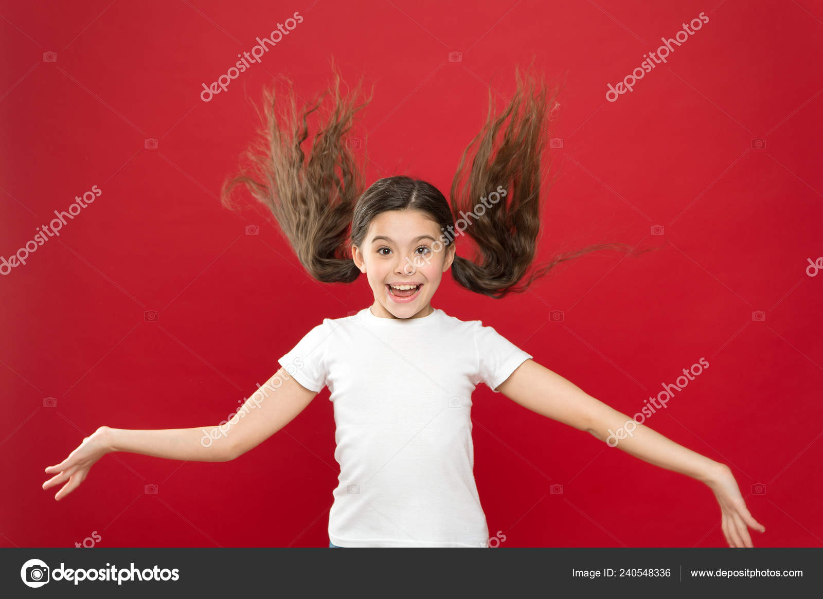 Krasota V Dvizhenii Schastlivaya Malenkaya Devochka So Stilnoj Pricheskoj Malenkij Rebenok S Dlinnymi Volosami Malenkaya Model S Bryunetkami V Salone Krasoty Ulybka Krasivoj Devushki S Novoj Pricheskoj Stokovoe Foto C Stetsik 240548336