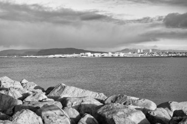 Sahil savunma ve tahkimat. Denizde taşlı dalgalar. Rıhtımlar, limanlar ve lagünlerle çevrili dalgakıranlar. Breakwater fonksiyonu konsepti. Breakwater İskandinav deniz manzarası. İskele deniz tahkimatı