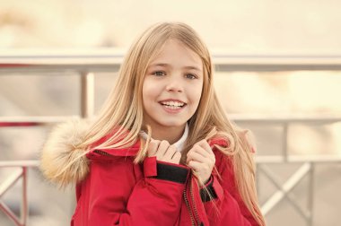 Kırmızı montlu çocuk ayağa köprüde