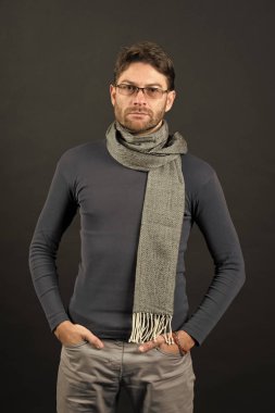 Adam gözlüklü sakallı yüzünde