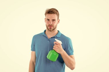 Maço tutuş plastik sprey şişesi beyaz arka planda izole edilmiş. Elinde su püskürtücüsü olan bir adam. Bahçıvanlık ve temizlik aletleri. Ev işi ya da ev işi ve hijyenik konsept
