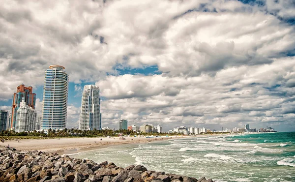 South Beach uitzicht vanaf de pier, Miami Beach in Florida hapje toeristische atraction. Luchtfoto van Zuid-Pointe Park en Pie. — Stockfoto