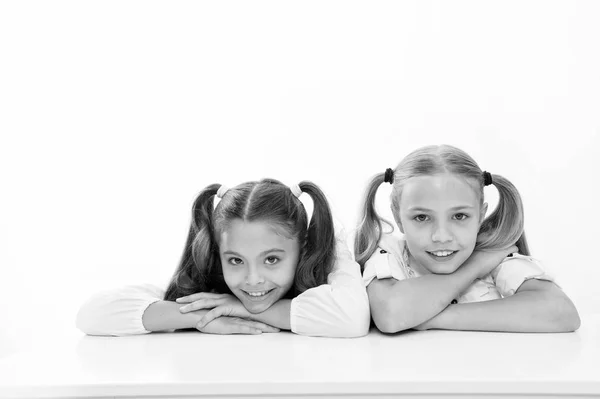 Septiembre 1. niñas pequeñas de nuevo a la escuela en septiembre 1. niñas pequeñas aisladas en blanco, espacio de copia. de vuelta a la escuela —  Fotos de Stock