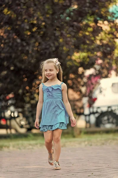 Liten flicka leende i park sommardag — Stockfoto