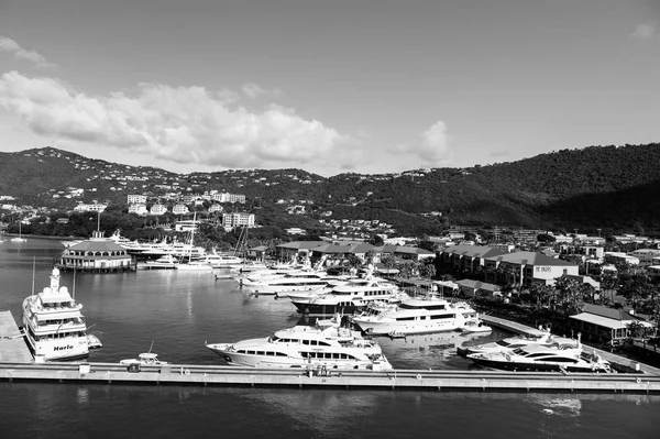 Yates amarrados en el muelle del mar en el paisaje de montaña. Puerto marítimo y pueblo en el soleado cielo azul. Viaje de lujo en barco, transporte acuático. Vacaciones en la isla — Foto de Stock