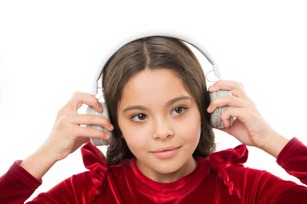 Ouça gratuitamente novas e futuras músicas populares agora mesmo. Menina ouvir música fones de ouvido sem fio. Canal de música online. Menina criança usar música fones de ouvido modernos. Música sempre comigo — Fotografia de Stock