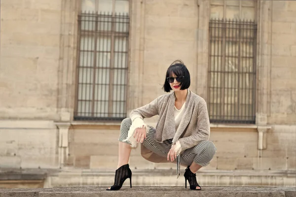 Schoonheid, kijk, maak het goed. Sensuele vrouw poseren op hoge hakken in Parijs, Frankrijk, mode. Mode, medeplichtigheid, mode. Vrouw met brunette haar, rode lippen, make-up, schoonheid. Huidverzorging, kapsel, stijl — Stockfoto
