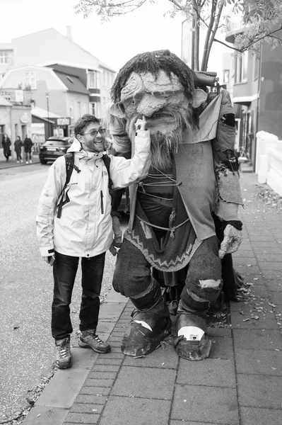 Reykjavik, Islandia - 12 października 2017: turysta dłubiący w nosie trolla. Szczęśliwy człowiek z glinianą figurą trolla. Atrakcja turystyczna. Popularny cel podróży. To mój szczęśliwy troll. — Zdjęcie stockowe