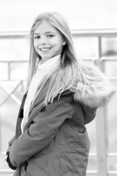 Urlaub Reisekonzept Mädchen Mit Blonden Langen Haaren Lächeln Draußen Kinder — Stockfoto