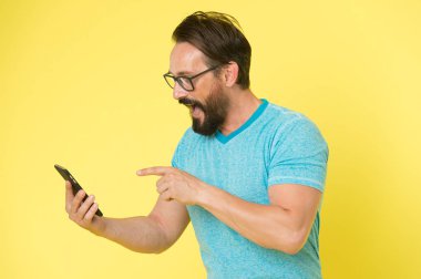 Download uygulama. Hipster neşeli kullanma smartphone. Adam mutlu Kullanıcı akıllı telefon. Smartphone ile kal. Online Topluluk katılın. Kullanıcı dostu kavramı. Adam akıllı telefon fırsatları heyecanlı