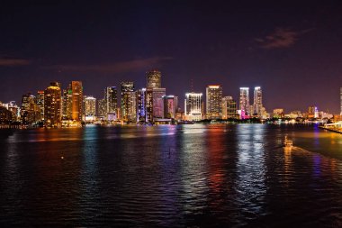 Miami, Florida, ABD skyline Biscayne koyda. parlak görünümünü Miami downtown