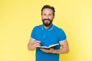 Ne yapıldığına bak. Günlük program. Alışkanlıklar geliştirmek ve rutin şeyler yapmak. Görevlerin kontrol listesi. Yapılacak ve yapılacak günlük kontrol listesi. Yardımcı kontrol listesi. Yetişkin sakallı adam not defterine notlar yazıyor.
