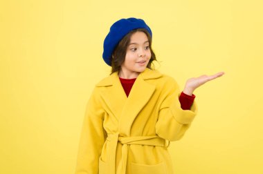 Onun yeni tarzı seven. mutlu çocuk günü. Kırmızı elbiseli küçük kız. çocukluk ve mutluluk. çocuk moda ve güzellik. Stil bere Fransız. Parisli kız. Paris'te küçük çocuk