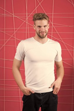 Sakallı, sakalsız, mutlu maço. Sakallı adam beyaz tişört ve kot pantolon içinde gülümsüyor. Sarı saçlı, şık saç kesimli, gülümseyen adam. Kuaförde ya da berber dükkanında saç bakımı. Erkekler güzellik ve moda