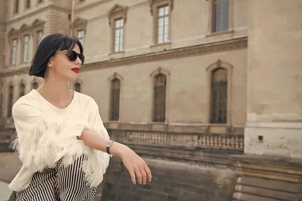 Молодая красивая женщина в солнечных очках прогулка в Париже, Франция — стоковое фото
