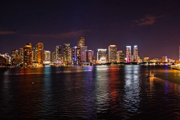 Miami, Florida, Stany Zjednoczone Ameryki Panorama na zatokę Biscayne. świecące widok Miami downtown — Zdjęcie stockowe