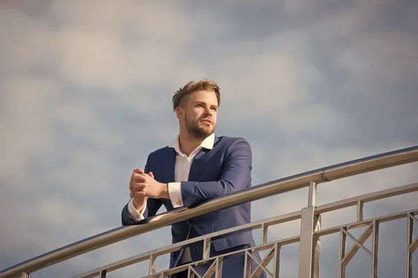 Geschäftsmann erfolgreicher Unternehmer im Anzug geht draußen sonnigen Tag, Himmel Hintergrund. Geschäftsmann attraktives Aussehen sieht erfolgreich aus. Freiheitsbegriff. Mann selbstbewusst und gepflegt genießt Freiheit — Stockfoto