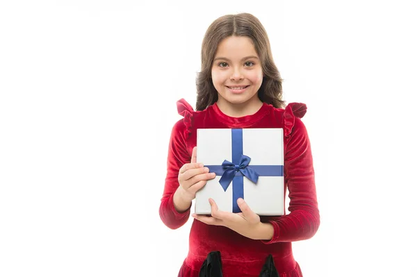 Feliz regalo de cumpleaños. gran venta en el centro comercial. Día de boxeo. niña pequeña después de ir de compras. Niña con caja de regalo. espacio de copia. Ir de compras. Negocio propio. En la tienda. Niño moderno — Foto de Stock