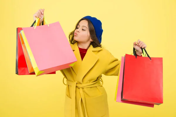 Feliz compra en línea. Regalos de cumpleaños y navidad. Día internacional de los niños. gran venta en el centro comercial. niña pequeña con bolsas de compras. Negocio propio. Buena compra. Moda de París —  Fotos de Stock