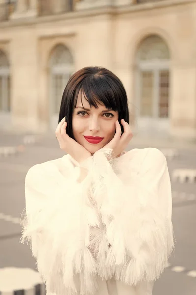 Foto al aire libre de una romántica mujer europea con peinado morena pasando el tiempo al aire libre, explorando la ciudad europea París, Francia — Foto de Stock