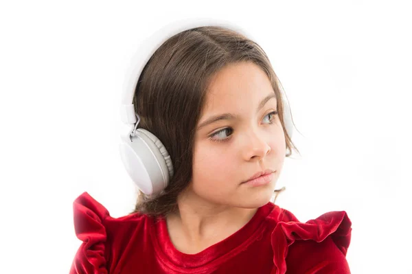 Musik är så roligt. liten flicka i röd klänning. barndom och lycka. litet barn i hörlurar. musik. lyssnande ebook. ljud utbildning. Kid mode och skönhet. glad barnens dag — Stockfoto