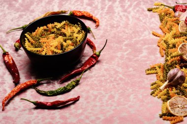 lezzetli renkli İtalyan Makarna, plaka ve malzemelerin dokulu arka plan üzerine