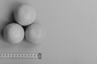 Şerit ölçü yakınındaki sarı renkli portakallardan oluşan desen