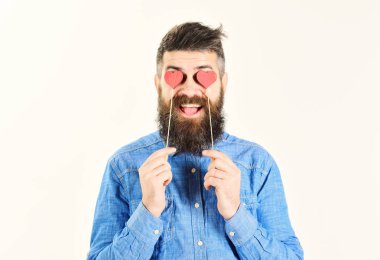 Gözler beyaz yerine kırmızı kalp şekilli adam..