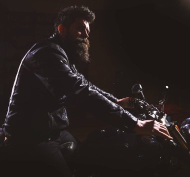 Hippi, vahşi Motorcu deri ceket sürme motosiklet gece zaman, kopya alanı. Gece binici kavramı. Sakallı, motorcu karanlık, siyah arka planda motorlu bisiklet üzerinde oturan deri ceketli adam
