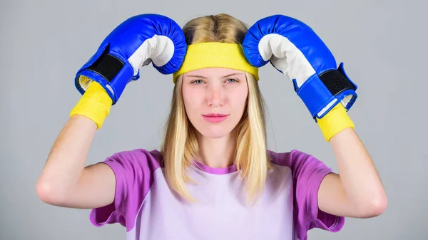 Chica cara dolorosa abrazar la cabeza con guantes de boxeo. Concepto de dolor de cabeza. Mantenga la calma y deshacerse del dolor de cabeza. Beat dolor de cabeza. Guantes de boxeo de chicas cansadas de pelear. Una mujer fuerte sufre dolor. Remedios para dolor de cabeza —  Fotos de Stock