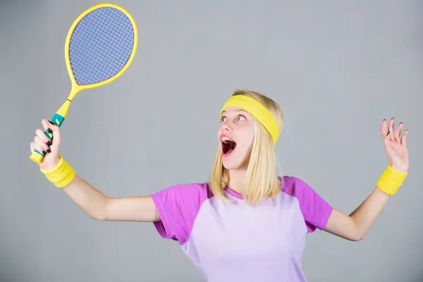 Deporte para mantener la salud. La mujer tiene raqueta de tenis en la mano. Concepto de club de tenis. Tenis deporte y entretenimiento. Ocio activo y hobby. Chica en forma delgada rubia jugar al tenis. Estilo de vida activo — Foto de Stock