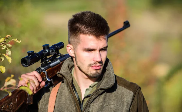 Fuerzas del ejército. Camuflaje. Cazador de barbudos. Habilidades de caza y equipo de armas. Cómo convertir la caza en hobby. Moda uniforme militar. Hombre cazador con rifle. Campamento de entrenamiento. Total concentración —  Fotos de Stock