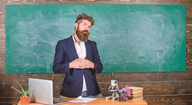 Öğretmen sakallı adam ilginç hikaye anlatayım. Öğretmen ilginç muhatap en iyi arkadaşım. Öğretmen karizmatik hipster tablo sınıf kara tahta arka plan dur. Öğrenciler ya da öğrenciler