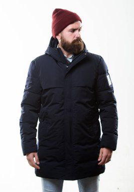 Hippi kıyafet. Şık ve rahat. Sakallı adam hippi güvenle sıcak siyah ceket veya parka poz. Hipster modern moda. Adam şapka ve siyah kış ceket giymek. Hippi tarzı erkek giyim