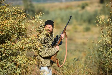 Sakallı adam avcısı. Askeri üniforma moda. Ordu Kuvvetleri. Kamuflaj. Avcılık beceri ve silah donanımları. Nasıl av hobi içine bırakılır. İnsan avcısı tüfek tabanca ile. Düzgün ateş ve harika görünüyorsun