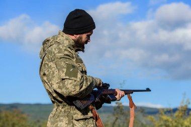 Becerileri nişan. Avcı tüfeği amaçlayan tutun. Benim hedef. Sakallı avcı boş zaman avcılık harcamak. Optik ekipman profesyoneller için avcılık. Acımasız erkeksi hobi. Hedef doğa arka plan amaçlayan adam