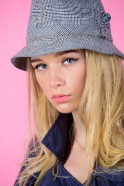 Kız makyaj giyim geniş şapka ile. Moda kız kavramı. Moda ve stil. Sarışın moda model pembe bir arka plan üzerinde. Kadın gizemli yüz aşınmaya şapka. Kendinden emin ve şık. Modern tarz