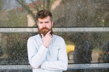 Acımasız adam ciddi yüzle sakalını bir şey hakkında düşünürken çok dokunaklı. Beyaz yakalı adam onun ofis binası, ara iş dışında ayakta