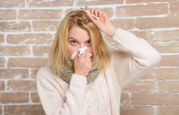 Meça a temperatura. Partir remédios para a febre. Conceito de alta temperatura. A mulher sente-se mal, como baixar a febre. Febre sintomas e causas. Miúda doente com febre. Menina segurar termômetro e tecido — Fotografia de Stock